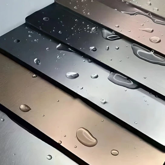 Metallborstad självhäftande panel